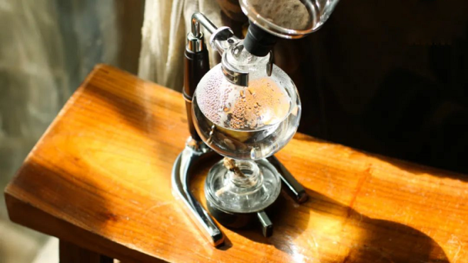 What are the characteristics of siphon pot coffee
